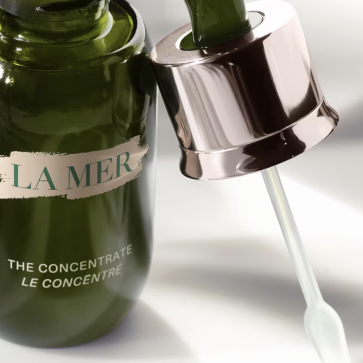 Front view of Crème de La Mer Moisturizing Cream, White jar with product cap, showcasing the luxurious packaging and design, known for deep hydration and skin rejuvenation.